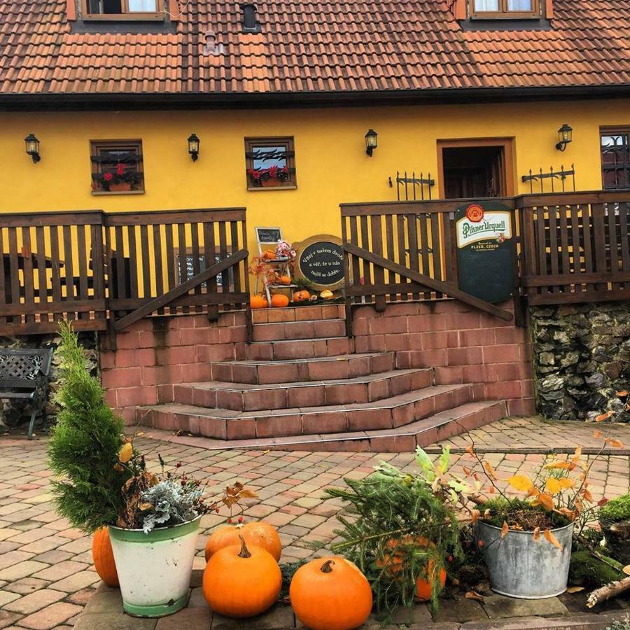 Penzion Hradecky Dvur Plzen Exterior photo